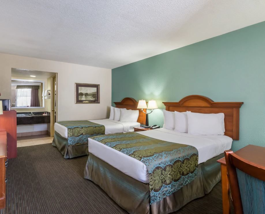 Hotel Available for Corporate Housing: 1425 S Tamiami Trl, Sarasota, FL 34239
